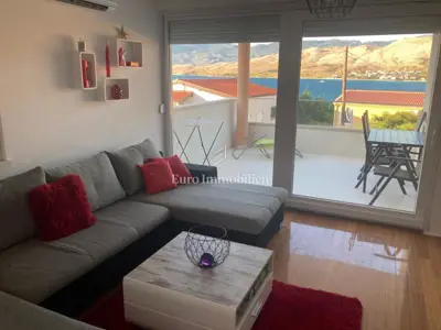 Pag, Stan u prizemlju zgrade udaljen 50 metara od mora