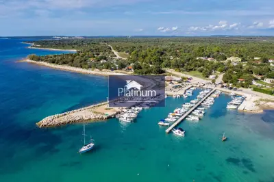 Land 600 m², Peroj - 150 m from the beach - 2