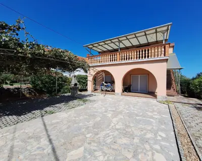 Samostojeća kuća s 2 stana – okolica Malinske