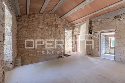 Tinjan, kameno imanje na kraju sela s tri objekta - 9