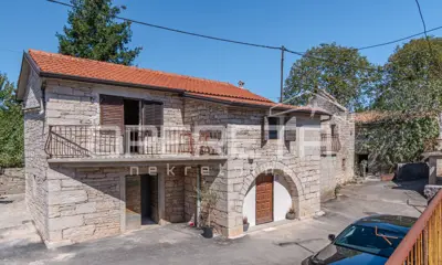 Tinjan, kameno imanje na kraju sela s tri objekta - 21