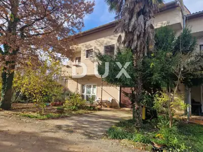 Haus 975 m², Poreč - 9 Wohnungen und freier Blick auf das Grün - 3