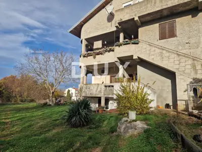 Haus 975 m², Poreč - 9 Wohnungen und freier Blick auf das Grün - 6