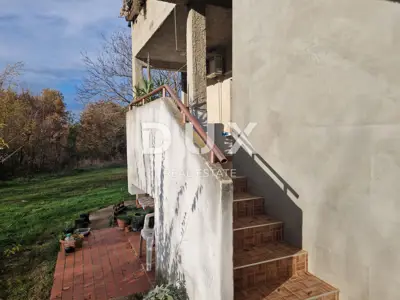Haus 975 m², Poreč - 9 Wohnungen und freier Blick auf das Grün - 8