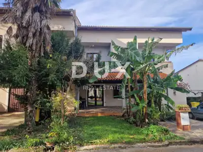 Haus 975 m², Poreč - 9 Wohnungen und freier Blick auf das Grün - 4