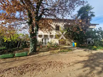 Haus 975 m², Poreč - 9 Wohnungen und freier Blick auf das Grün