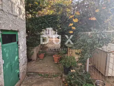 Haus 975 m², Poreč - 9 Wohnungen und freier Blick auf das Grün - 9