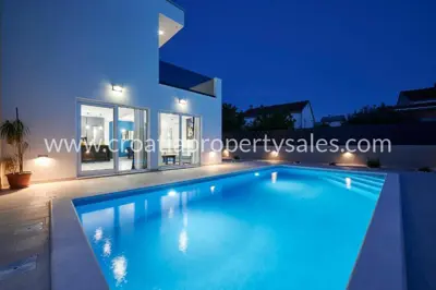 Vila 200 m², Kaštela - moderna i uređena - 13