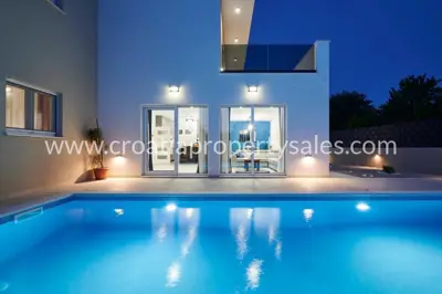 Vila 200 m², Kaštela - moderna i uređena - 12