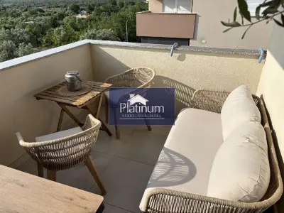 Apartman 61 m², Peroj - pogled na more i prostrana terasa