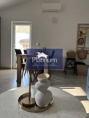 Apartman 61 m², Peroj - pogled na more i prostrana terasa - 12