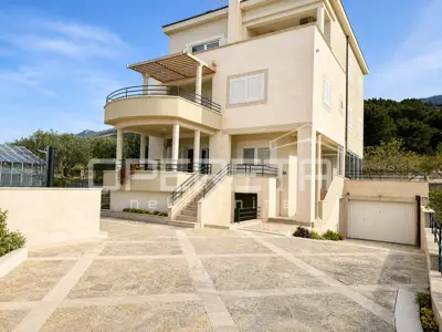 Haus zum Kauf in Podstrana, 435 m² - 2