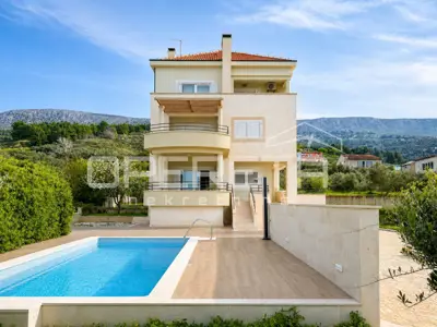 Luxury family house with pool and building land in Podstrana, 1463 m²