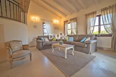 Villa 220 m², Hrboki - Pool und Grundstück 1.900 m²