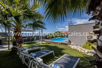 Vila 386 m², Kaštela - bazen i pogled na more