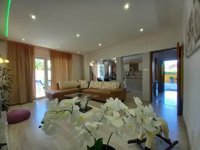 Nedešćina, prizemlje kuće 180 m², bazen i vrt 800 m² - 8