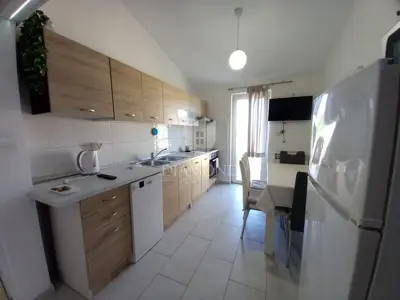 Nedešćina, prizemlje kuće 180 m², bazen i vrt 800 m² - 4