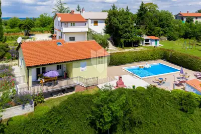 Imanje u Žminju, 2 kuće, bazeni i poslovni prostor - 2
