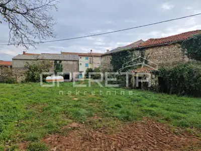Estate 1,850 m², Barban - three houses and a large yard