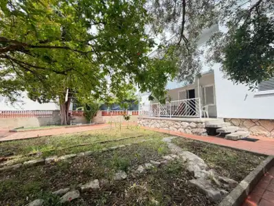 Kuća u Novalji, 708 m² okućnice i 6 parkirnih mjesta