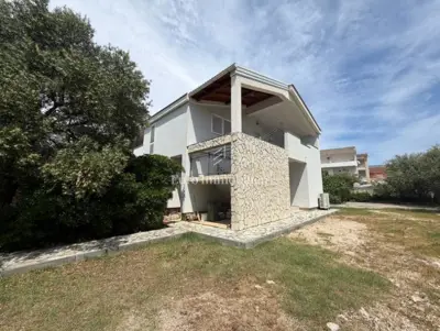 Kuća u Novalji, 708 m² okućnice i 6 parkirnih mjesta - 2