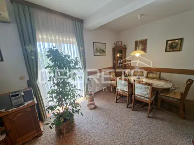 Stan 100 m², Remete, pogled na zelenilo i grad - 13