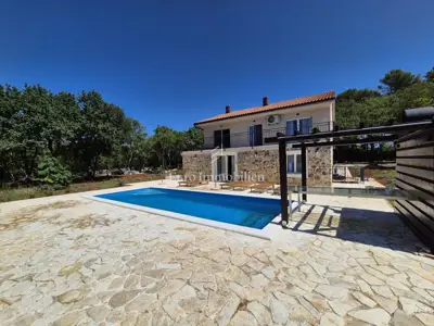 Haus 350 m², Krk - Pool und Grundstück 4.000 m²