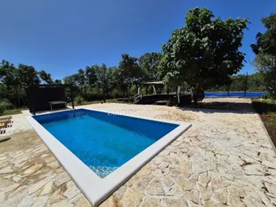 Kuća 350 m², Krk - bazen i okućnica 4.000 m² - 2