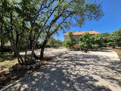 Kuća 350 m², Krk - bazen i okućnica 4.000 m² - 10