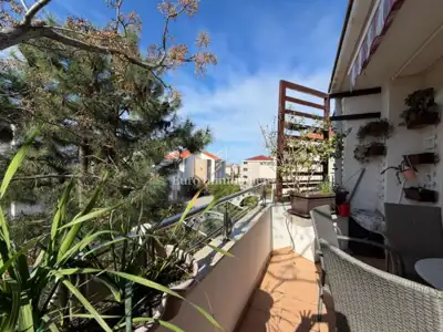 Novalja, dva apartmana 700 m od plaže i centra, zeleno dvorište