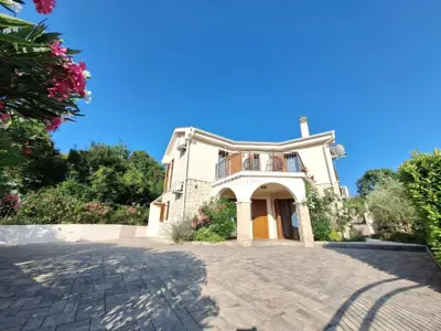 Kuća 130 m², Malinska - bazen i ljetna kuhinja