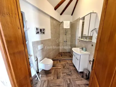 Kuća 130 m², Malinska - bazen i ljetna kuhinja - 17