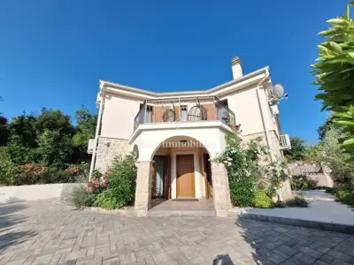 Kuća 130 m², Malinska - bazen i ljetna kuhinja - 9