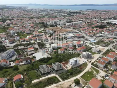 Zadar-bili brig stan s krovnom terasom