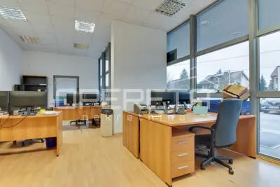 Geschäftsgebäude 1.169 m², Odra, Büro- und Lagerraum