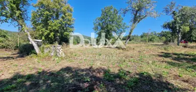 Istra, Oprtalj, građevinsko zemljište, 1.042 m², s ruševinom
