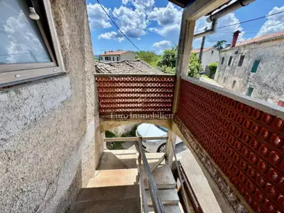 Kuća s dva apartmana i dozvolom za novi objekt s bazenom - 16