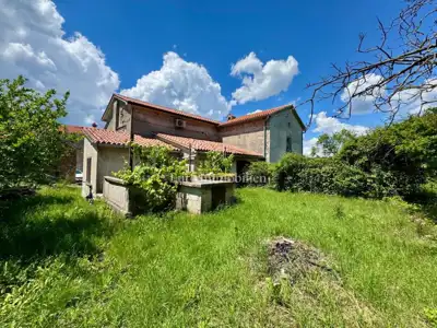 Kuća s dva apartmana i dozvolom za novi objekt s bazenom - 17
