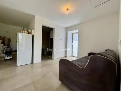 Kuća s dva apartmana i dozvolom za novi objekt s bazenom - 11