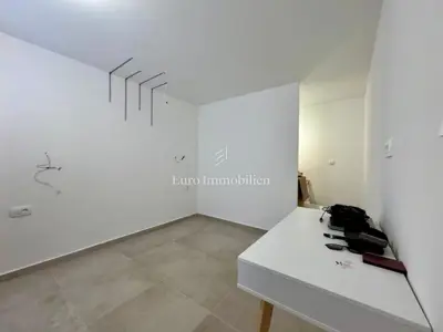 Kuća s dva apartmana i dozvolom za novi objekt s bazenom - 13