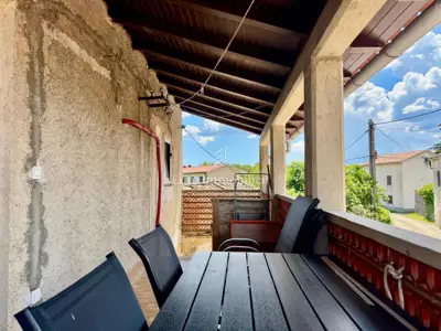 Kuća s dva apartmana i dozvolom za novi objekt s bazenom - 14