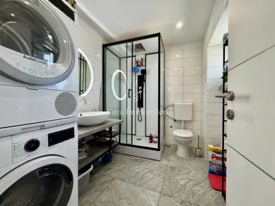 Kuća s dva apartmana i dozvolom za novi objekt s bazenom - 4