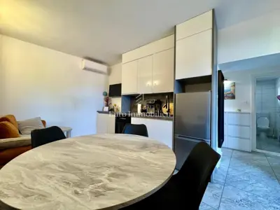 Kuća s dva apartmana i dozvolom za novi objekt s bazenom