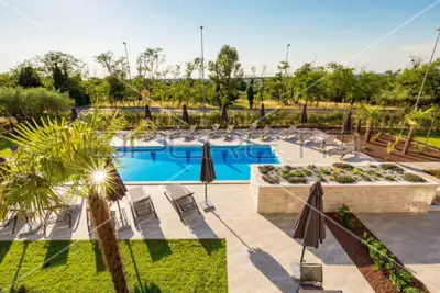 Residenz 2.051 m², Poreč - eingespielter touristischer Komplex - 2
