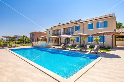 Residenz 2.051 m², Poreč - eingespielter touristischer Komplex - 1