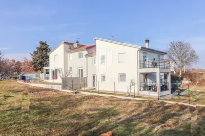 Haus zum Kauf in Poreč, 381,6 m²