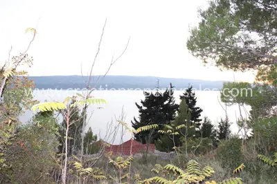 Građevinsko zemljište 1 350 m², Omiš - uz lokalnu cestu