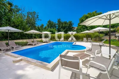 Insel Krk, Baška - exklusive Villa mit 7 Apartments und Pool! GELEGENHEIT!
