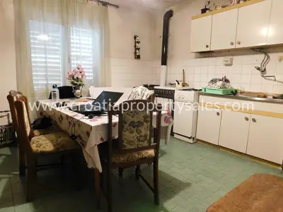 Haus, Brač, 210 m², 250 000 € - 4