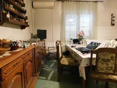 Haus, Brač, 210 m², 250 000 € - 5